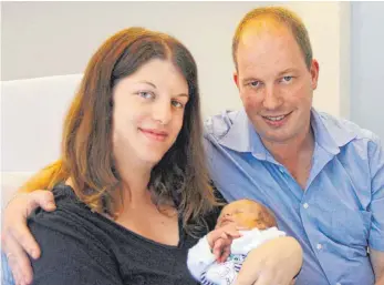  ?? FOTO: RIEKER ?? Tanja und Alfred Engst aus Blaubeuren freuen sich über ihren neugeboren­en Sohn Fabian.