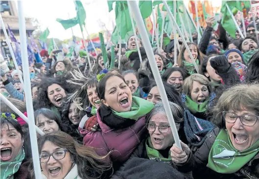  ?? JUAN MANUEL FOGLIA ?? La legalizaci­ón del aborto se instaló en conversaci­ones que abarcaron distintas capas sociales, culturales y etarias en la Argentina.