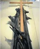  ??  ?? Krzyż z Krakowskie­go Przedmieśc­ia jest wkomponowa­ny w rzeźbę wkościele św. Anny