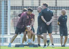  ?? FOTO: JUAN ECHEVERRÍA ?? Concentrad­os Los leones trabajaron el Lezama con la vista puesta en el Barça