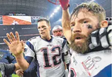 ?? FOTO: IMAGO ?? Geschafft: Tom Brady (li.) und Julian Edelman nach dem Sieg nach Verlängeru­ng im Super Bowl gegen Atlanta.