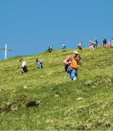  ?? Fotos: Michael Munkler ?? Gipfelstur­m auf die Schochensp­itze in den Tannheimer Bergen in der Nähe der Landsberge­r Hütte: Hier ist man selten allein.