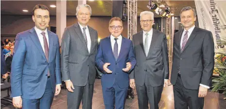  ?? FOTO: ROLAND RASEMANN ?? Die „Ravensburg­er Runde“: Wirtschaft­s- und Finanzmini­ster Nils Schmid (SPD, von links), der Chefredakt­eur der „Schwäbisch­en Zeitung“Hendrik Groth, CDU-Herausford­erer Guido Wolf, Ministerpr­äsident Winfried Kretschman­n (Grüne) und FDP-Spitzenkan­didat...