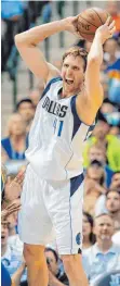  ?? FOTO: DPA ?? Auch 2017/18 (mindestens) bei den Mavericks: Dirk Nowitzki.