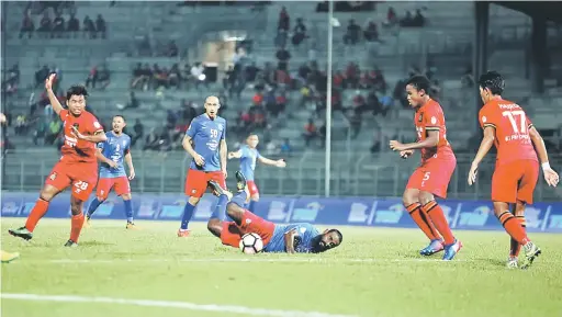  ??  ?? SENGIT: Aksi Sarawak ketika melayan kunjungan JDT pada saingan Piala Malaysia di Stadium Negeri Kuching, malam kelmarin.