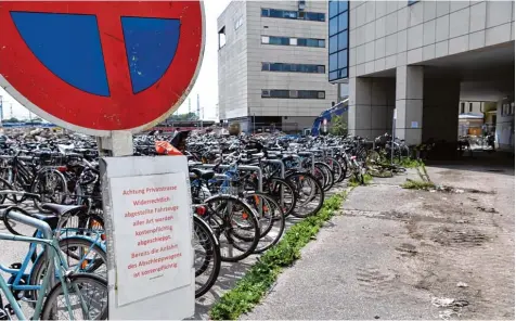  ?? Foto: Silvio Wyszengrad ?? Kann man hier erkennen, wo man Räder oder Roller abstellen darf und wo nicht? Auf der jetzt freien Fläche hinter dem Bohus Center (rechts im Bild) standen bis vor Kurzem noch täglich Fahrräder und Roller. Jetzt wurde dort abgeschlep­pt. Direkt daneben...