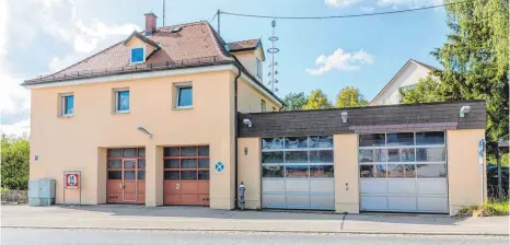  ?? FOTOS: LIENERT/BECKER ?? Die Werte für das Kemptener Rathaus (Bild unten) und für die Garagen des Feuerwehrh­auses Lenzfried liegen weit auseinande­r.