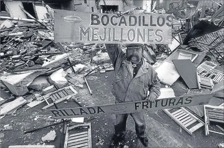  ?? PEDRO MADUEÑO / ARCHIVO ?? Un vecino muestra los letreros de uno de los locales demolidos la mañana del 16 de abril de 1991, cuando las piquetas derribaron los primeros merenderos