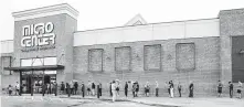  ?? Brett Coomer / Staff photograph­er ?? People line up outside the Micro Center electronic­s store at South Rice and Westpark on Friday.