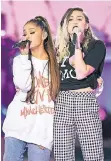  ?? FOTO: REUTERS ?? Ariana Grande (l.) und Miley Cyrus singen gemeinsam.