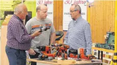  ?? SZ-FOTO: KHB ?? Hans Miehle (r.) bei der Munderking­er Leitungssc­hau im Gespräch mit Kunden.