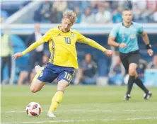  ?? AP/EFREM LUKATSKY ?? El gol de Emil Forsberg definió el triunfo escandinav­o.