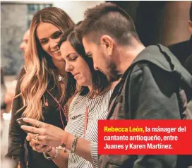  ??  ?? Rebecca León, la mánager del cantante antioqueño, entre Juanes y Karen Martínez.