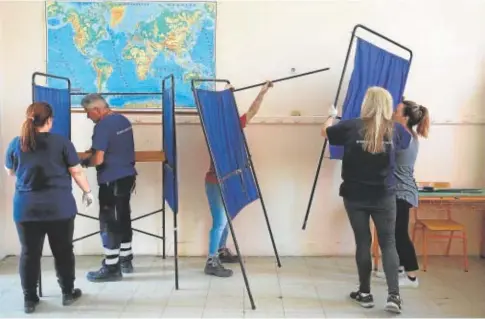  ?? // EFE ?? Instalació­n de cabinas de votación en un colegio electoral en el centro de Atenas