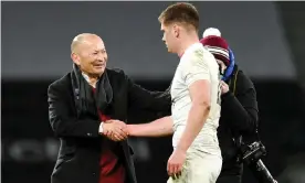  ??  ?? England’s head coach Eddie Jones congratual­tes his captain Owen Farrell after the thrilling win over France on Saturday. Photograph: Andy hooper/NMC Pool