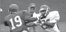  ??  ?? Danny Ford (center), shown during his time as Arkansas’ coach in 1997, said he would have enjoyed leading Clemson to another national title. The Tigers won their only title under Ford in 1981.