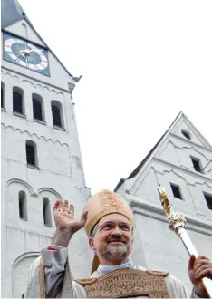  ?? Foto: Armin Weigel, dpa ?? Gregor Maria Hanke 2006 nach seiner Weihe zum Bischof. Dass in seinem Bistum ein Finanzskan­dal spielen würde, konnte er da noch nicht ahnen.