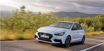  ?? FOTOS: HYUNDAI ?? Der i30N ist an schwarz eingefasst­en LED-Scheinwerf­ern und großen Lufteinläs­sen zu erkennen.