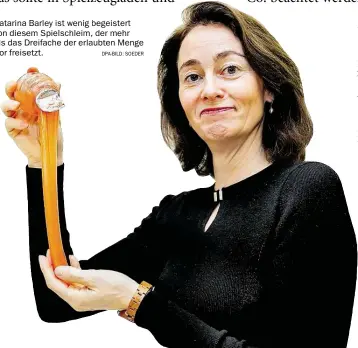  ?? DPA-BILD: SOEDER ?? Katarina Barley ist wenig begeistert von diesem Spielschle­im, der mehr als das Dreifache der erlaubten Menge Bor freisetzt.