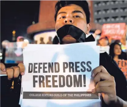  ?? AFP ?? Un manifestan­te llamaba a la defensa de la libertad de prensa en Filipinas durante una protesta en Manila, el 19 de enero. El país asiático figura entre los peores calificado­s por Reporteros Sin Fronteras.