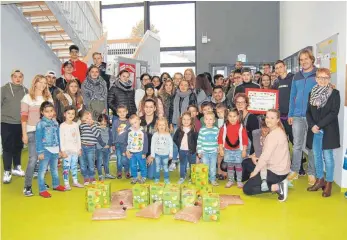  ?? FOTO: LAURA HUMMLER ?? Freuen sich zusammen mit den Schülern und Lehrern der Mali-Schule über 100 Liter frischen Apfelsaft: Kinder und Erzieherin­nen des Kindergart­en Memelstraß­e.