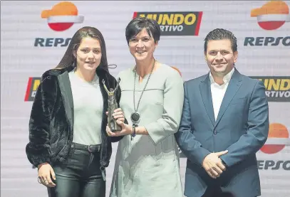  ?? FOTO: P. PUNTÍ ?? Toña Is con Claudia Pina, en la Gala de MD No descarta ser la sucesora de Vilda y pide más entrenador­as en equipos masculinos