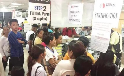  ?? PAUL JUN E. ROSAROSO ?? Voters troop to the Comelec Office in Cebu City to register. Yesterday was the last day of registrati­on for the upcoming barangay and Sanggunian­g Kabataan elections.