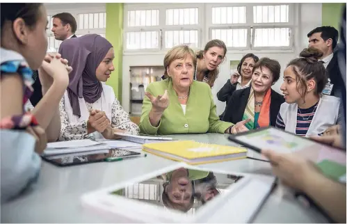  ?? FOTO: DPA ?? Bundeskanz­lerin Angela Merkel spricht in Algier mit Schülerinn­en.