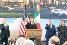  ??  ?? La embajadora Roberta Jacobson agradeció a los gobiernos de la CDMX y federal el apoyo para construir un nueva sede diplomátic­a de EU en México.