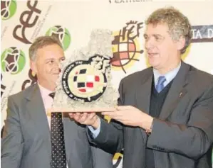  ?? EL PERIÓDICO ?? Monterde y Villar, en una gala en la que fue premiado el presidente de la Federación Española.