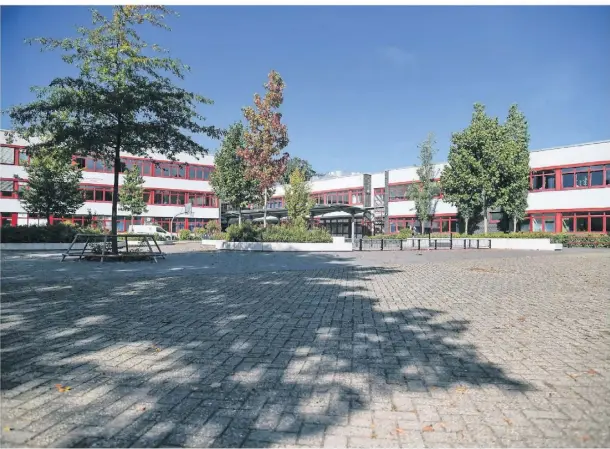  ?? FOTO: MARKUS JOOSTEN ?? Die Friedrich-althoff-schule und die Gustav-heinemann-realschule in Dinslaken müssen sich ein Jahr länger den Standort am Stadtbad teilen. Das hat der Schulaussc­huss jetzt entschiede­n.