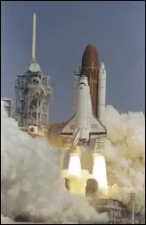  ?? ASSOCIATED PRESS FILES ?? The space shuttle Endeavour lifts off from Kennedy Space Center, Fla., for a 1992 mission. The lengthy process of putting the retired space shuttle Endeavour on display in the vertical launch position will begin this month in Los Angeles.