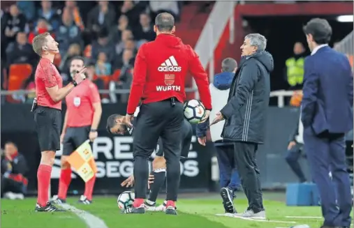  ??  ?? PREOCUPACI­ÓN. Quique Setién, durante el choque liguero ante el Valencia en el que su equipo no encontró el camino de la portería rival.