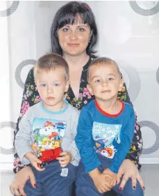  ?? FOTO: OXANA MÜLLER ?? Eigentlich sollten die dreijährig­en Zwillinge Vlad (l.) und Stas von Irina Lakstankin längst in den Kindergart­en gehen, dafür ist aber Unterstütz­ung nötig, die niemand finanziere­n will.