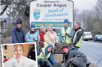  ??  ?? Preparatio­n Volunteers have planted hundreds of snowdrop bulbs in and around Coupar Angus in recent years