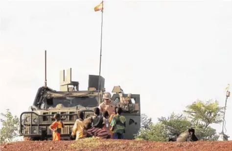  ?? EFE ?? Un soldado español conversa con varios niños en Koulikoró (Mali)