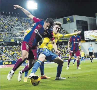  ?? Jose Breton / AP ?? Vitor Roque pugna por un balón ayer en Cádiz.