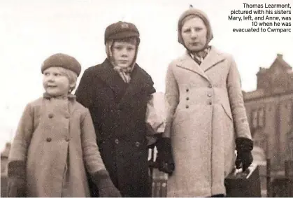  ?? ?? Thomas Learmont, pictured with his sisters Mary, left, and Anne, was 10 when he was evacuated to Cwmparc