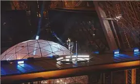 ??  ?? Lors d’une soirée à la tour Eiffel, le chanteur a interprété The Best in Me.