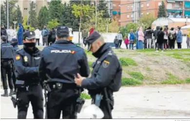  ?? ÁLEX CÁMARA ?? Un grupo de vecinos se reúne en un parque del norte de Granada ante el amplio dispositiv­o policial de ayer.