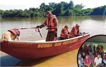  ?? FOTO: ROSLI ILHAM ?? ANGGOTA bomba menggunaka­n anjing pengesan bagi mencari mangsa lemas di Sungai Lubuk, Kampung Delong. Gambar kecil, ahli keluarga mangsa.