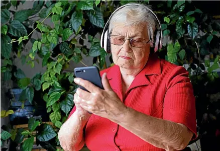  ?? ?? Many mobile phone apps are made with seniors in mind, such as the SuperGold app and those offering brain games.