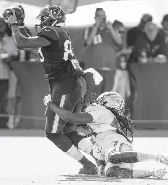  ?? Brett Coomer / Staff photograph­er ?? Texans tight end Jordan Thomas makes a catch against the 49ers’ Marcell Harris.