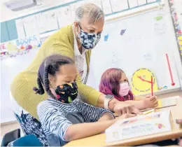  ?? SANTIAGO MEJIA/SAN FRANCISCO CHRONICLE 2021 ?? Joy Harrison instructs second graders at Carl B. Munck Elementary School in Oakland, California. The city is closing seven schools.