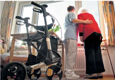  ?? FOTO: TOM WELLER/DPA ?? In den Pflegeheim­en im Saarland sind die Eigenantei­le, die Bewohner für Pflegeleis­tungen aufbringen müssen, erneut deutlich gestiegen. Die Zuschüsse der Pflegekass­en konnten das nicht verhindern. Ende 2023 lag der Eigenantei­l im Schnitt bei 2640 Euro. Das waren knapp 250 Euro mehr als Ende 2022.
