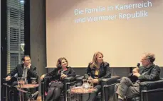  ?? FOTO: DAGMAR HUB ?? „Einstein – der relative Talk“heißt die Vortragsre­ihe der Stadt Ulm mit (von links) Ingo Bergmann, Karen Carlson, Annette Schmidt und Michael Moos.