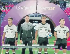  ?? ?? Juan Cruz (I) acompañó en una terna arbitral a Carlos Vera en la LigaPro 2023.