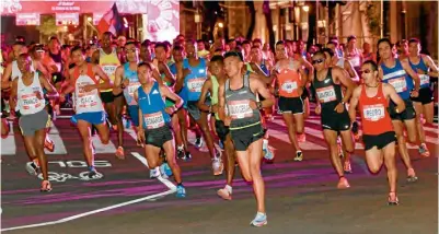  ??  ?? Varios corredores corren al mismo ritmo en la salida del Maratón de la CDMX de 2017.