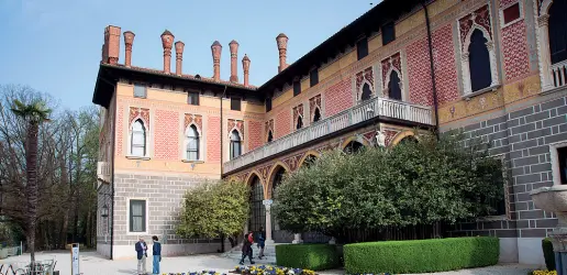  ??  ?? La sede operativa Villa Nievo Bonin Longare, a Montecchio Precalcino (Vicenza), ospita i corsi organizzat­i dalla Fondazione Scuola di Sanità pubblica