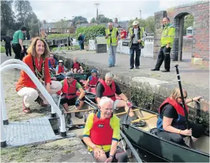  ?? ?? Welshpool Mayor Coun Allison Davies with canoeists in the town lock.